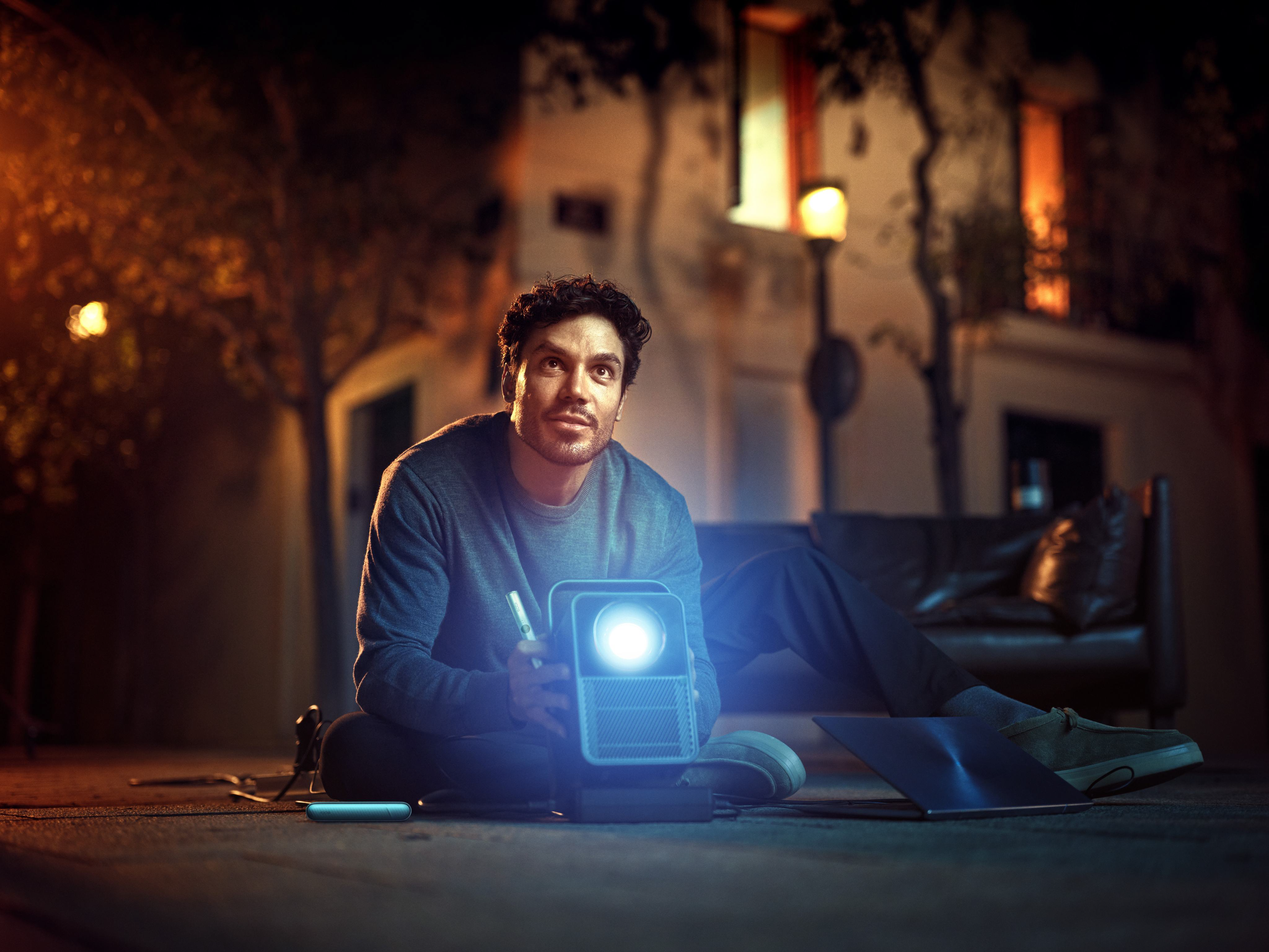 Mujer joven con dispositivo IQOS en la mano